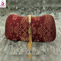 Clutch Bag✅Material : Tenun Songket
✅Measurement : 8 inch (width) x 5 inch (length)
Beg songket clutch adalah beg yang dihasilkan dengan menggunakan kain songket yang indah. KPurseSongket TradisiTradisi ModenClutch Bag