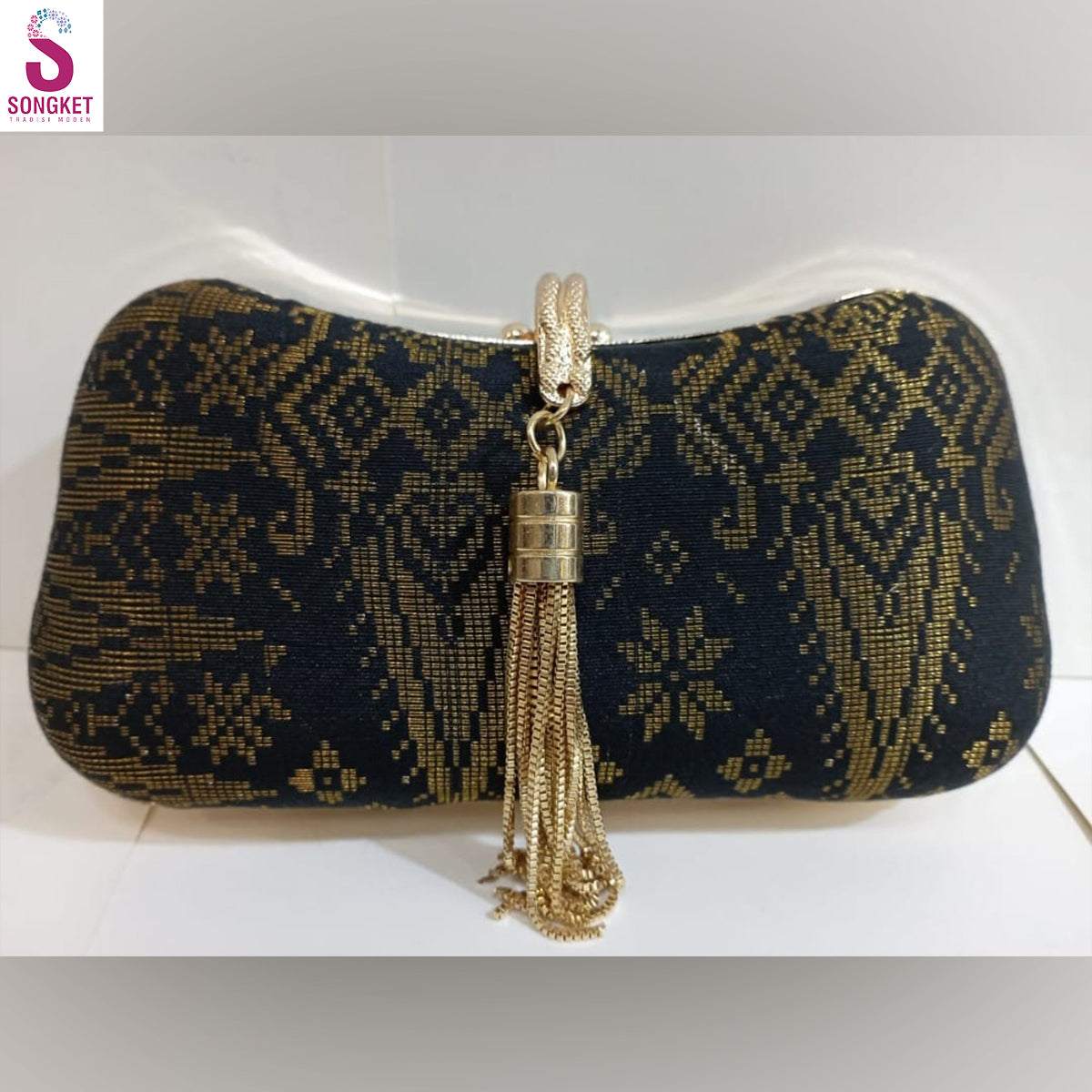 Clutch Bag✅Material : Tenun Songket
✅Measurement : 8 inch (width) x 5 inch (length)
Beg songket clutch adalah beg yang dihasilkan dengan menggunakan kain songket yang indah. KPurseSongket TradisiTradisi ModenClutch Bag