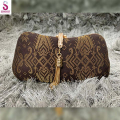 Clutch Bag✅Material : Tenun Songket
✅Measurement : 8 inch (width) x 5 inch (length)
Beg songket clutch adalah beg yang dihasilkan dengan menggunakan kain songket yang indah. KPurseSongket TradisiTradisi ModenClutch Bag