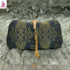 Clutch Bag✅Material : Tenun Songket
✅Measurement : 8 inch (width) x 5 inch (length)
Beg songket clutch adalah beg yang dihasilkan dengan menggunakan kain songket yang indah. KPurseSongket TradisiTradisi ModenClutch Bag