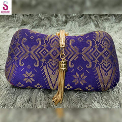 Clutch Bag✅Material : Tenun Songket
✅Measurement : 8 inch (width) x 5 inch (length)
Beg songket clutch adalah beg yang dihasilkan dengan menggunakan kain songket yang indah. KPurseSongket TradisiTradisi ModenClutch Bag