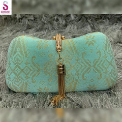 Clutch Bag✅Material : Tenun Songket
✅Measurement : 8 inch (width) x 5 inch (length)
Beg songket clutch adalah beg yang dihasilkan dengan menggunakan kain songket yang indah. KPurseSongket TradisiTradisi ModenClutch Bag