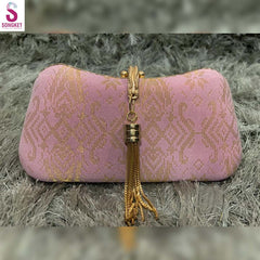 Clutch Bag✅Material : Tenun Songket
✅Measurement : 8 inch (width) x 5 inch (length)
Beg songket clutch adalah beg yang dihasilkan dengan menggunakan kain songket yang indah. KPurseSongket TradisiTradisi ModenClutch Bag