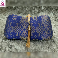 Clutch Bag✅Material : Tenun Songket
✅Measurement : 8 inch (width) x 5 inch (length)
Beg songket clutch adalah beg yang dihasilkan dengan menggunakan kain songket yang indah. KPurseSongket TradisiTradisi ModenClutch Bag