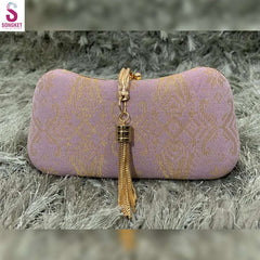 Clutch Bag✅Material : Tenun Songket
✅Measurement : 8 inch (width) x 5 inch (length)
Beg songket clutch adalah beg yang dihasilkan dengan menggunakan kain songket yang indah. KPurseSongket TradisiTradisi ModenClutch Bag